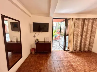 Una televisión o centro de entretenimiento en Habitacion Carnaval