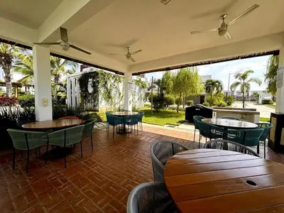 Un restaurante o sitio para comer en Almarena Casa familiar para descansar y relajarse