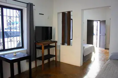 Una televisión o centro de entretenimiento en Descanso familiar o romantico con plunge pool