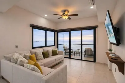 Una televisión o centro de entretenimiento en 24k Propiedades Premium Condo on Malecon with Ocean View Sleeps 6