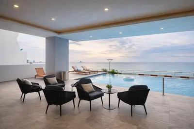 Piscina en o cerca de 24k Propiedades Premium Condo on Malecon with Ocean View Sleeps 6