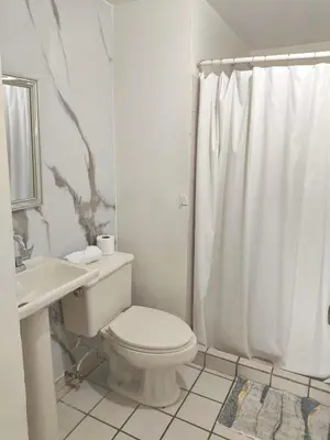 Un baño de Casa céntrica con estacionamiento para 5 huéspedes