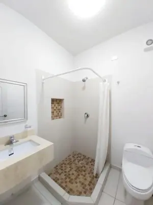 Un baño de Casa 49i Condominio cerca del aeropuerto y consulado