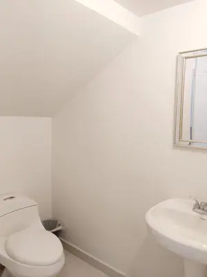 Un baño de Casa 49i Condominio cerca del aeropuerto y consulado
