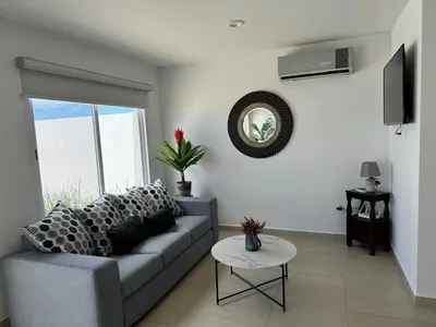 Una televisión o centro de entretenimiento en Casa Conchita