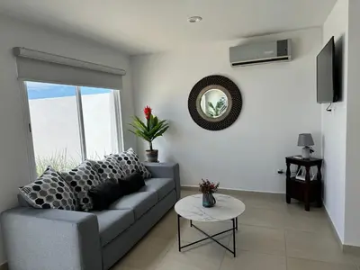 Una televisión o centro de entretenimiento en Casa Conchita