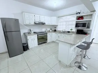 Una cocina o zona de cocina en Casa Equipada, Bien Ubicada, Cerca Fiscalia
