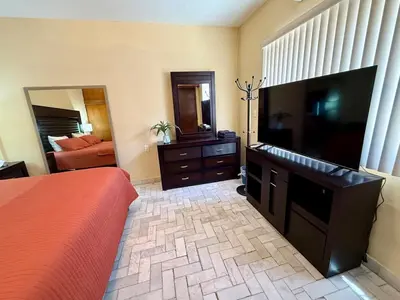 Una televisión o centro de entretenimiento en Casa completa, Excelente ubicación, Cerca IMSS