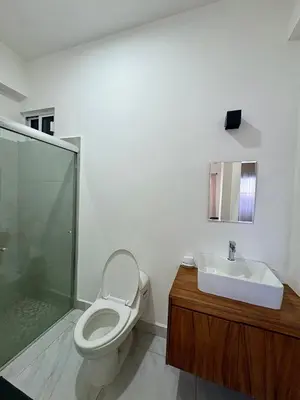 Un baño de DEPA NUEVO en TORRE CORDOBA a pasos del MALECON y PLAYA