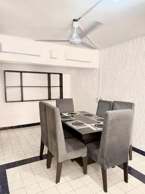 Zona de estar de 3 bedroom house one short walk from the beach