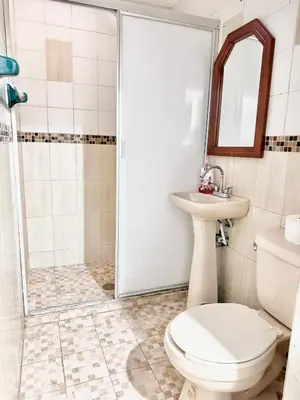 Un baño de 3 bedroom house one short walk from the beach