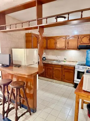 Una cocina o zona de cocina en 3 bedroom house one short walk from the beach