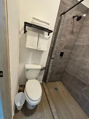 Un baño de Borunda Suites