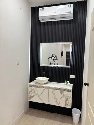 Un baño de Borunda Suites