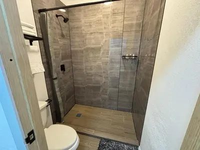 Un baño de Borunda Suites