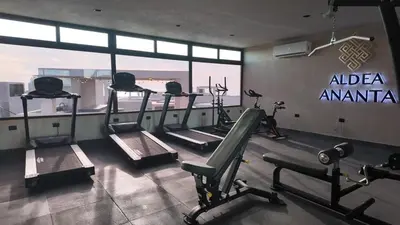 Gimnasio o instalaciones de fitness de Beach Loft Style and Beach Heated Pool