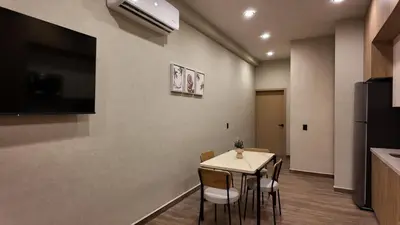 Una televisión o centro de entretenimiento en Beach Loft Style and Beach Heated Pool