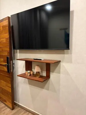 Una televisión o centro de entretenimiento en Beach Loft Style and Beach Heated Pool