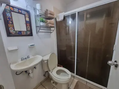 Un baño de Ideal location! Apartment 2 blocks from the Malecón