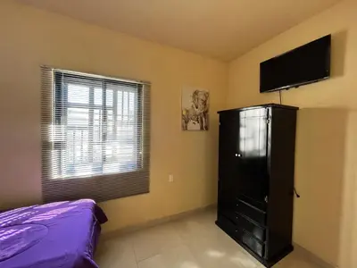 Una televisión o centro de entretenimiento en Depa Familiar