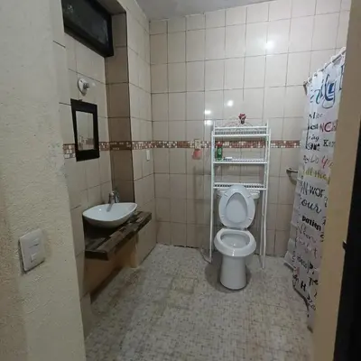 Un baño de House with 3 bedrooms, projector, work area and barbecue