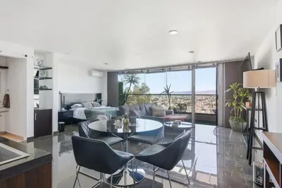 Zona de estar de 24k Propiedades Luxury Hilltop Loft Balcony with Panoramic Views