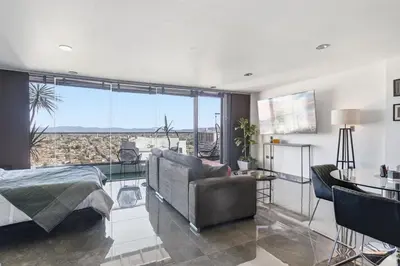 Zona de estar de 24k Propiedades Luxury Hilltop Loft Balcony with Panoramic Views