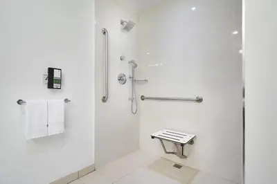 Un baño de Courtyard by Marriott Hermosillo