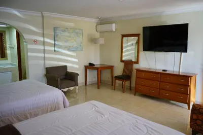 Una televisión o centro de entretenimiento en Hotel Posada del Sol Inn