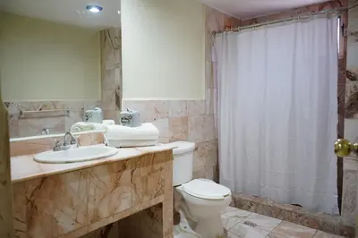 Un baño de Hotel Posada del Sol Inn