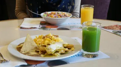 Comida en o cerca de este hotel
