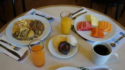 Comida en o cerca de este hotel