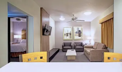 Zona de estar de Holiday Inn & Suites Chihuahua Expo by IHG