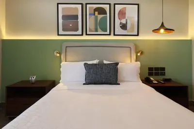 Cama o camas de una habitación en voco Hermosillo by IHG