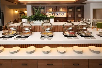 Comida en o cerca de este hotel