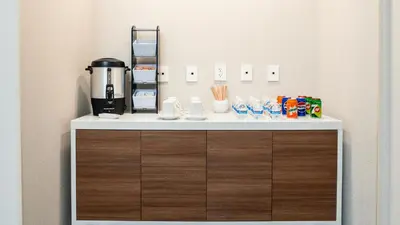 Utensilios para hacer té y café en Holiday Inn Express Hotel & Suites CD. Juarez - Las Misiones by IHG