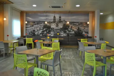 Un restaurante o sitio para comer en Mision Express Durango