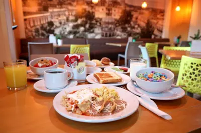 Comida en o cerca de este hotel