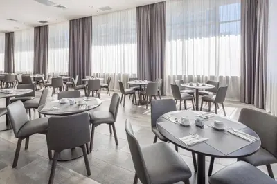 Un restaurante o sitio para comer en Courtyard by Marriott Chihuahua
