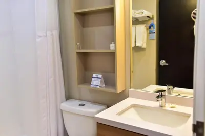 Un baño de Microtel Inn & Suites by Wyndham Cuauhtemoc Campos Menonitas