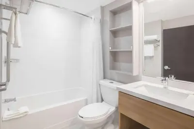 Un baño de Microtel Inn & Suites by Wyndham Cuauhtemoc Campos Menonitas