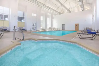 Piscina en o cerca de Microtel Inn & Suites by Wyndham Cuauhtemoc Campos Menonitas