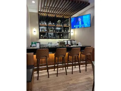 El salón o zona de bar de Best Western Plus Chihuahua Juventud