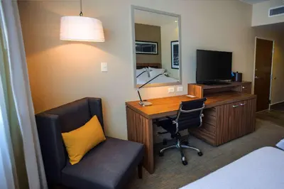 Una televisión o centro de entretenimiento en Hampton Inn Piedras Negras