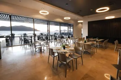 Un restaurante o sitio para comer en Holiday Inn Resort Mazatlan by IHG