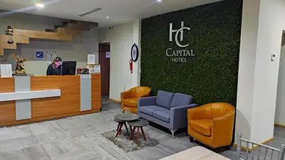 El vestíbulo o zona de recepción de Capital Hotel