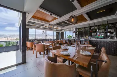 Un restaurante o sitio para comer en Hotel Nuve Torreón