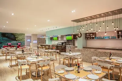 Un restaurante o sitio para comer en Fiesta Inn Los Mochis