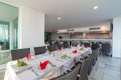 Un restaurante o sitio para comer en Star Palace Beach Hotel