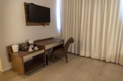 Una televisión o centro de entretenimiento en Ocean View Beach Hotel